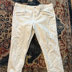 Adorable white jeans with the zipper front